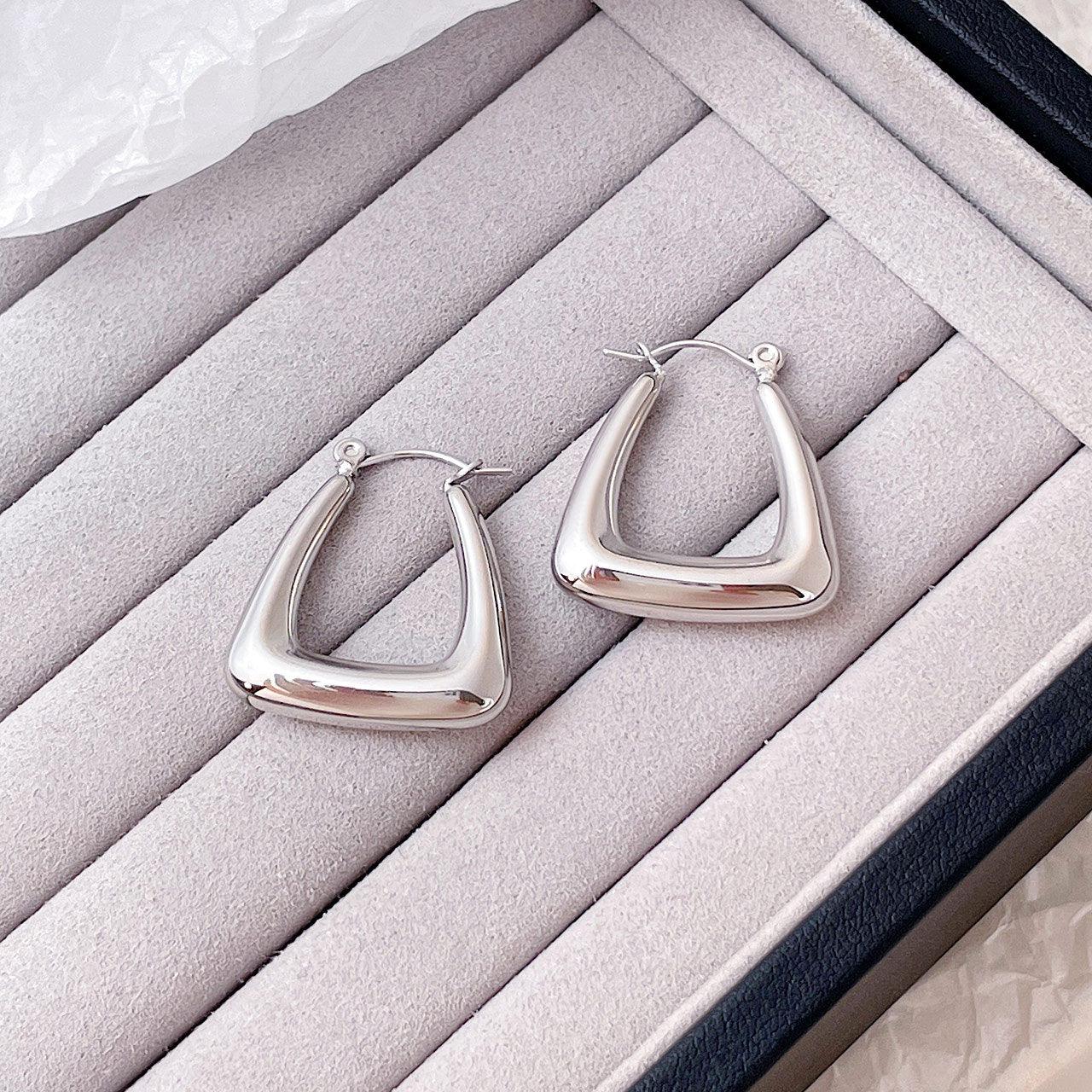 Wild U-shaped Hollow Earrings - LOX VAULT