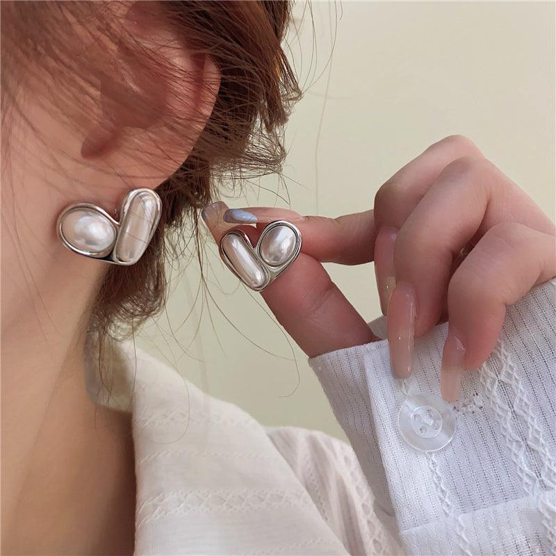 Retro Pearl Stud Earrings - LOX VAULT